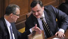 Premiér Petr Neas a ministr financí Miroslav Kalousek na schzi Poslanecké snmovny 