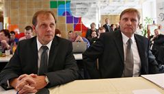 Kandidáti na �éfa �T Petr Dvo�ák a Roman Bradá�