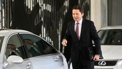 Radomír �imek p�ijí�dí na volbu �éfa �T