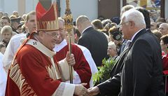 Arcibiskup Dominik Duka vítá prezidenta Václava Klause na Národní svatováclavské pouti a bohoslub