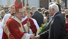 Katolkm vad, e Duka podporuje Klause. Pestate, vyzvaj ho