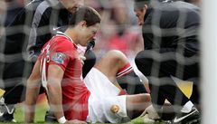 Javier Hernández z Manchesteru United po tvrdém zákroku Ashleyho Colea z Chelsea