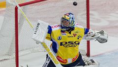 T�inec - Zlín, zlínský branká� Lubo� Hor�i�ka vyrá�í st�elu. 