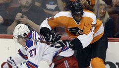 Útočník Philadelphie Flyers Wayne Simmonds (vpravo) v zápase s New York Rangers | na serveru Lidovky.cz | aktuální zprávy