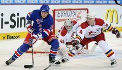 Sparta - New York Rangers, zleva Ruslan Fedotnko z New York Rangers, sparanský branká Tomá Pöpperle a obránce Michal Sersen. 