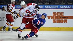 Sparta - New York Rangers, zleva útoníci Sparty Luká Luák a Luká álík a Ruslan Fedotnko z New York Rangers.