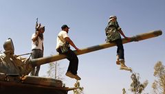 Libyjtí rebelové na tanku 