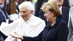 Na letiti bylo vtrno. Pape s Angelou Merkelovou