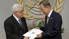 palestinský prezident Mahmúd Abbás pedává ádost o pijetí do OSN jejímu tajemníkovi Pan Ki-Munovi.