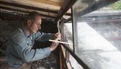 Pan Mandys opravuje vyhořelý skleník, který mu někdo podpálil v květnu. | na serveru Lidovky.cz | aktuální zprávy