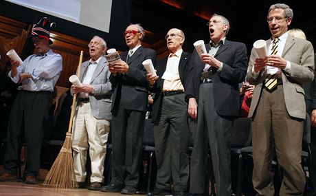 Laureáti ertovných Nobelovek si pi slavnostní ceremonii zazpívali