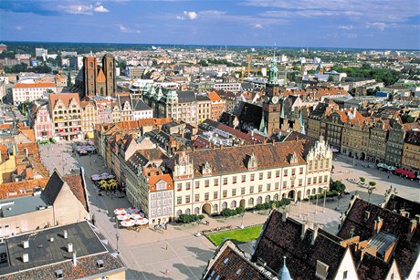 Tady je nejlepší začít s prohlídkou města. Rynek je ze čtyř stran obklopen měšťanskými domy. V jeho středu se nachází rozsáhlá budova radnice, která je renesanční a gotickou památkou. 