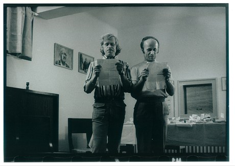 Václav Havel s Frantou Broem pedítají Pavlu Kohoutovi jeho Dobrou píse. Kohout se urazil a odeel. (Sázava 1978)