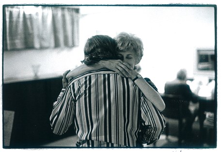 Havel v objetí se svou první ženou Olgou. (1978)