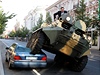 Starosta litevského Vilniusu Arturas Zuokas obdrel cenu za mír za vyeení problému aut stojících na zákazu stání - rozdrtil je tankem.