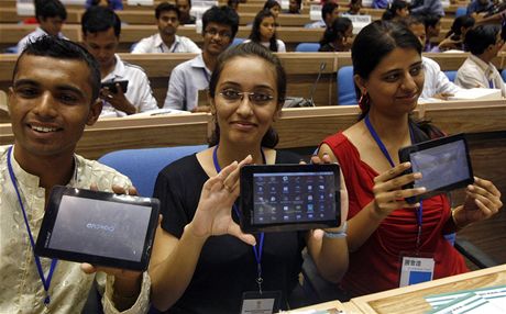 Indití studenti s nejlevnjími tablety na svt Aakash