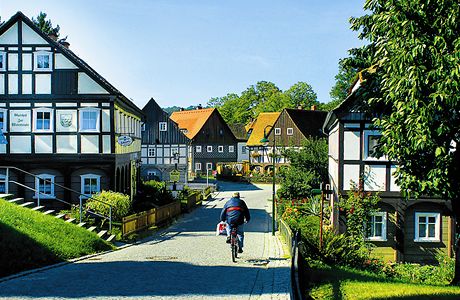 Waltersdorf, jedna z nejmalebnjch vesnic, s destkami pamtkov chrnnch devnch staven  podstvkovch dom. 