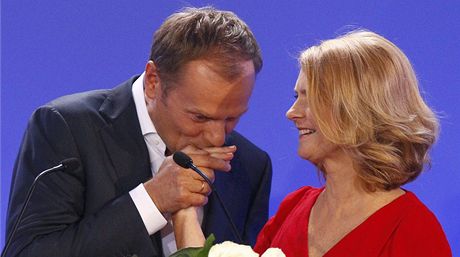 Donald Tusk oslavuje vítství v parlamentních volbách se svojí enou Malgorzatou