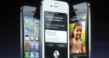 Nový iPhone, model 4S. Novinku od firmy Apple pedstavuje éf Tim Cook. 