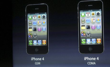 Nový iPhone, model 4S. Novinku od firmy Apple pedstavuje viceprezident Philip Schiller.