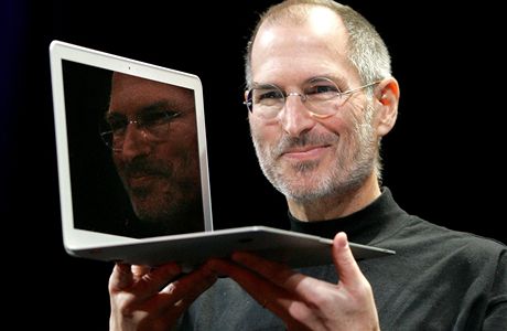 Steve Jobs vychvaluje laptop MacBook Air (15. ledna 2008). 