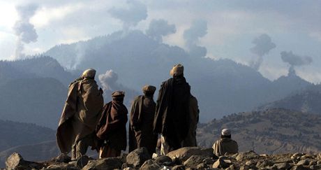 Afghnt bojovnci proti Talibanu sleduj americk bombardovn Tora Bora. Snmek z roku 2001 
