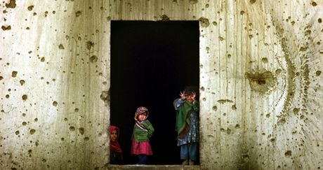 Dti afghnskch uprchlk se na snmku z roku 2001 skrvaj v budov bval sovtsk ambasdy v Kbulu. 