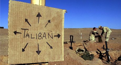 Amerití vojáci na hlídce nedaleko základny v jiním Afghánistánu. Snímek pochází z roku 2001. 