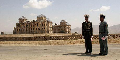 Píslunící afghánské policie stojí kousek od znieného Královského paláce v Kábulu.