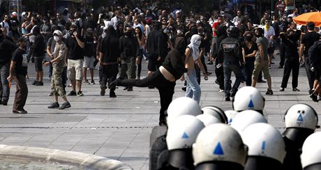 V Aténách malá skupina radikál napadla poádkové síly, policie ale proti nim zasáhla slzným plynem.