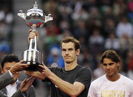 Andy Murray s vítznou trofejí. Vpravo je poraený finalista Rafael Nadal