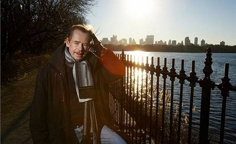 NA PROCHÁZCE. Místo, které si k focení Václav Havel sám vybral, ped Jacqueline Kennedy Onassis Reservoir. Za ním mrakodrapy Midtownu (2006)