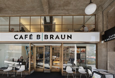 Exteriér kavárny evokuje dvacátá léta