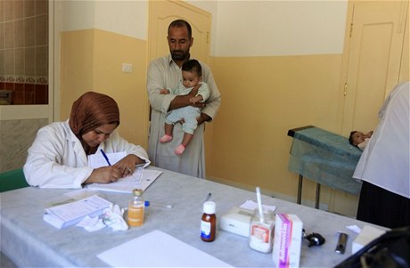 Lékai ve zdravotním stedisku v Herav oetují rodiny, kteí museli prchnout ped boji v Syrt. 