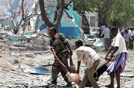 V somálské metropoli Mogadiu se odpálili sebevraední atentátníci.  