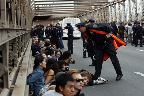 Newyorská policie zatkla 500 demonstrant, zablokovali most 