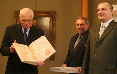 Václav Klaus dostal 4. ledna 2008 první výtisk Velislavovy bible