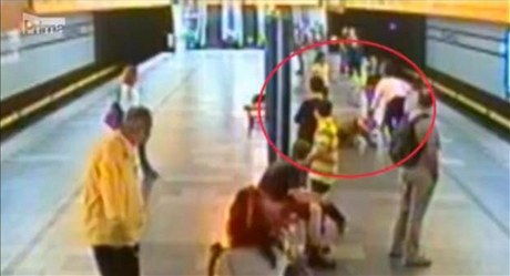 Policisté u dva msíce marn pátrají po násilníkovi tmavé pleti, který v Praze brutáln zbil mladého mue v metru.