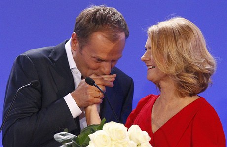 Donald Tusk oslavuje vítěství v parlamentních volbách se svojí ženou Malgorzatou