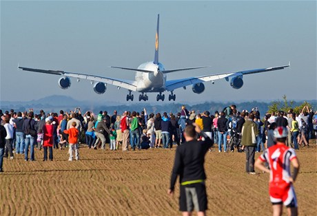 Obí Airbus A380 pistává na ruzyském letiti ped oima poteených divák.