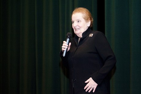 Madeleine Albrightová přivítala diváky na premiéře.
