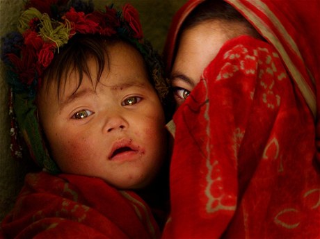 Afghánská ena si na snímku z roku 2001 v jeskyni Bamiján zakrývá tvá. 