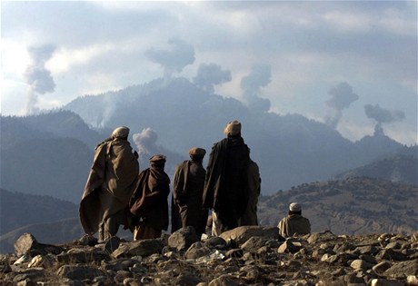 Afghántí bojovníci proti Talibanu sledují americké bombardování Tora Bora. Snímek z roku 2001 