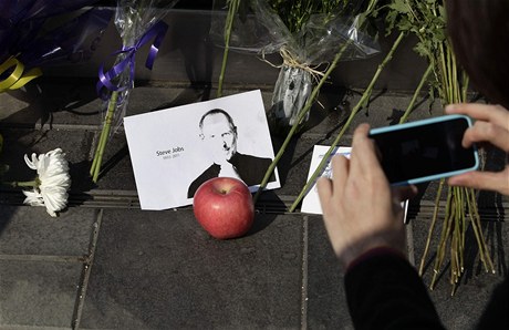 íanka na svém iPhonu fotí památku za Stevem Jobsem ped prodejnou Applu v anghaji.
