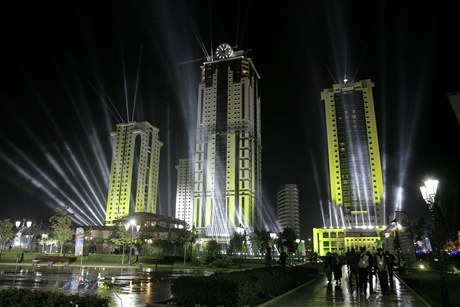 Nasvícené mrakodrapy Groznyj-City