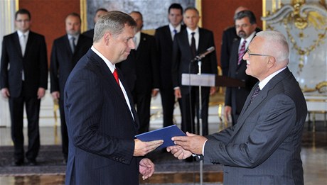 Prezident Klaus jmenoval nového ministra zemdlství Petra Bendla.