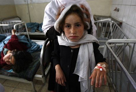 Dívenka, která byla otrávena ve kole na severu Kábulu.