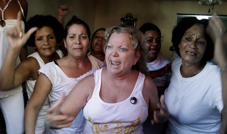 V popedí je  zakladatelka kubánské opoziní organizace Dámy v bílém Laura Pollánová 