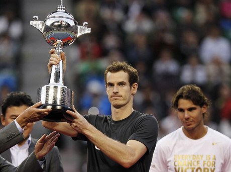 Andy Murray s vítznou trofejí. Vpravo je poraený finalista Rafael Nadal