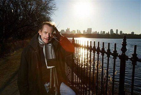 NA PROCHÁZCE. Místo, které si k focení Václav Havel sám vybral, ped Jacqueline Kennedy Onassis Reservoir. Za ním mrakodrapy Midtownu (2006)